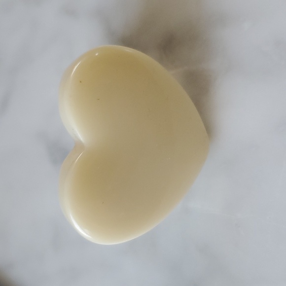 1980s Vintage Beige Plastic Heart Ring - Picture 3 of 7